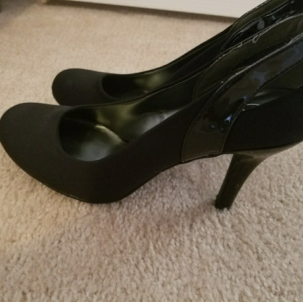 Satin black pumps with flexible soles!